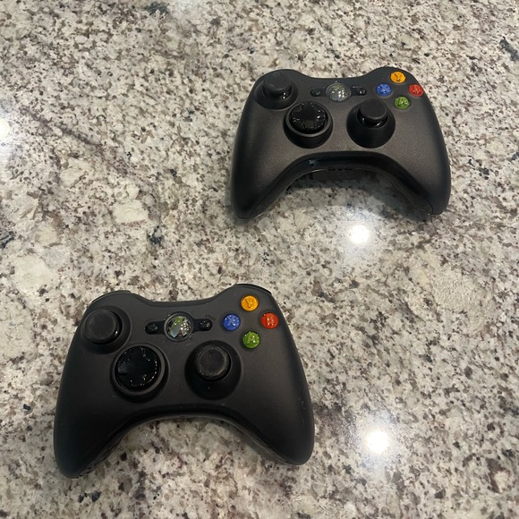 Xbox 360 4GB Kinect Bundle. Xbox 360 console, Kinect adapter, 2 wireless remotes - Picture 4 of 14